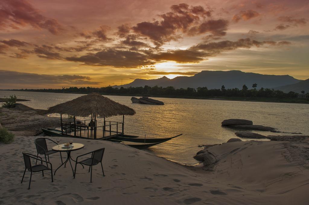 The River Resort Champasak Exteriör bild